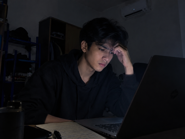 Foto seorang remaja, sedang menatap laptop yang sedah menghadap masa depan.                          -sumber dari AI GPT