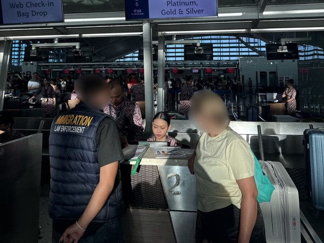 Kantor Imigrasi Kelas II TPI Buleleng mendeportasi WN Ceko berinisial NKH (46) karena memasarkan vila melalui Facebook. Foto: Dok. Imigrasi Buleleng