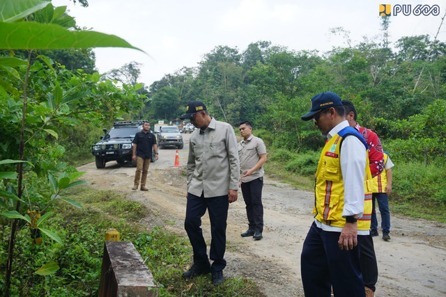 Pembangunan jalan di perbatasan Kalimantan. Foto: Istimewa
