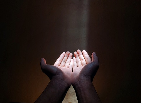 Ilustrasi berdoa. (Sumber: iStock.com). 
