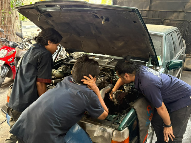 Proses servis Volvo S90. Foto: Alvian Yoga Yulianto/kumparan