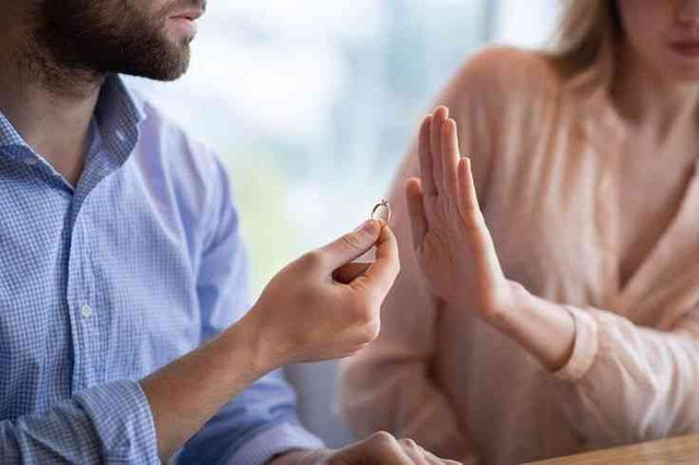 "Marriage Is Scary" (sumber : https://www.istockphoto.com/id/foto/memotong-pandangan-wanita-muda-menolak-lamaran-pernikahan-memberi-isyarat-tidak-gm1297639908-390723489)