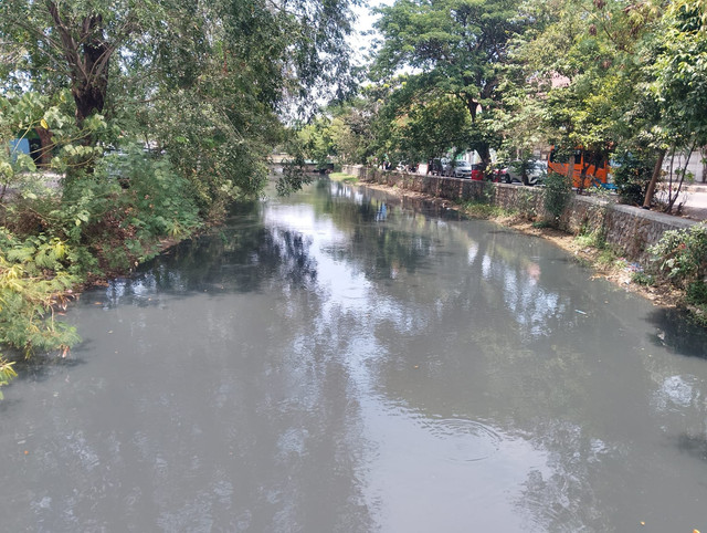 Kali Bekasi tampak menghitam pada Jumat (23/10). Foto: kumparan