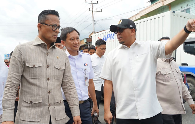 Andre Rosiade bersama Dony Oskaria dan Bobby Rasyidin saat berkunjung ke Padang Luar, Agam, Sumbar, Februari 2026. Foto: Dok. Istimewa