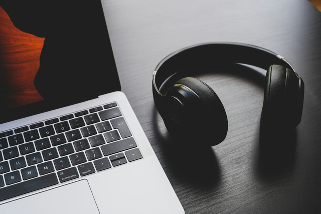 Ilustrasi makna lagu Just You. Foto: Unsplash.com/Dan Farrell