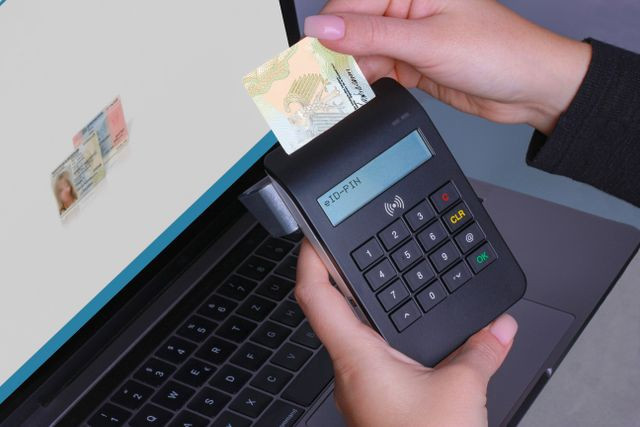 Sumber Foto: https://www.pexels.com/id-id/foto/tangan-laptop-teknologi-memegang-10330118/