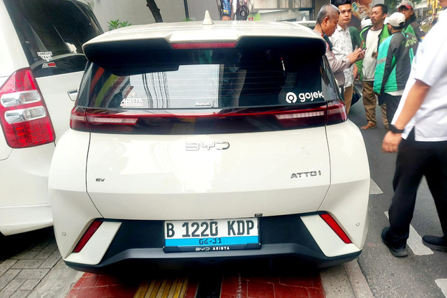Mobil BYD Atto 1 menabrak sejumlah kendaraan hingga melindas pengemudi ojek online di Jalan Panglima Polim, Kebayoran Baru, Jakarta, Jumat (23/10/2026). Foto: Dok. Istimewa