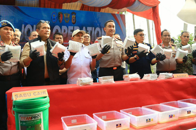 Kapolri Jenderal Suyudi Ario Seto apresiasi tim gabungan Polri, BNN, dan Bea Cukai atas pengungkapan laboratorium gelap sabu jaringan internasional dengan barang bukti hampir 1,2 ton di Pidie, Aceh, Jumat (23/10/2026). Foto: Dok. Polri