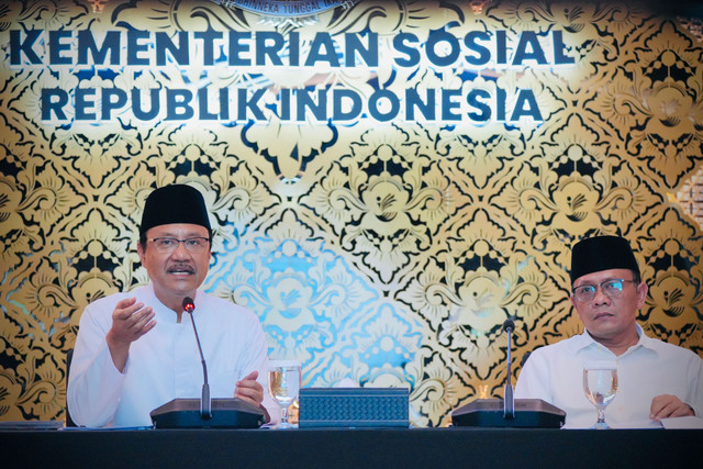 Mensos Saifullah Yusuf paparkan capaian kebijakan dan program "Kerja Cepat Pasal 34" selama dua tahun kepemimpinan Presiden Prabowo Subianto dalam konferensi pers di Kantor Kemensos, Jakarta, Jumat (23/10/2026). Foto: Dok. Kemensos