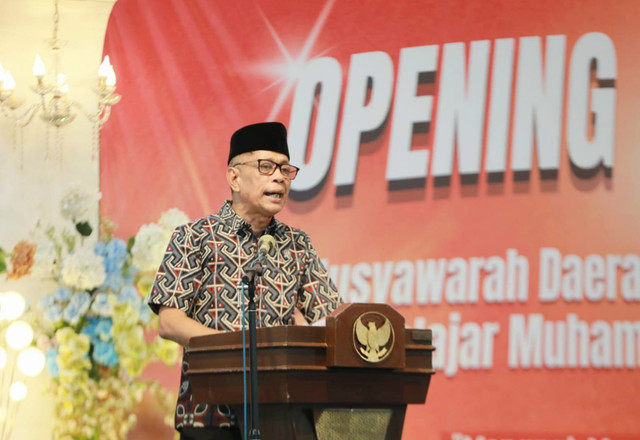 Wamensos Agus Jabo Priyono ajak IPM Kabupaten Magelang perkuat solidaritas sosial dan bantu penanganan anak putus sekolah saat menghadiri Musyawarah Daerah XX IPM di GOR Gemilang, Magelang, Jumat (23/10/2026). Foto: Dok. Kemensos