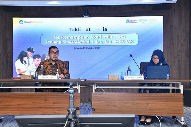 Kepala BKPDM Kemendikdasmen Toni Toharudin dan Kepala Pusmendik Rahmawati dalam Taklimat Media TKA Jenjang SMA/MA/SMK/Sederajat Tahun 2026 di Kantor Kemendikdasmen, Jakarta, Jumat (23/10/2026). Foto: Dok. Kemendikdasmen