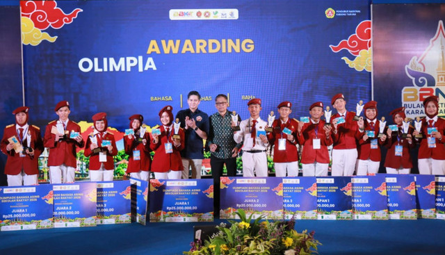 Wamensos Agus Jabo Priyono apresiasi karya inovasi sosial kader Karang Taruna dan prestasi siswa Sekolah Rakyat dalam BBNKT Awarding Night 2026 di Yogyakarta, Jumat (23/10/2026). Foto: Dok. Kemensos