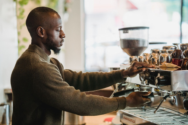 ilustrasi: Seorang barista fokus meracik espresso di balik mesin kopi. Saat orang ditempatkan di posisi yang paling ia kuasai, kerja jadi lebih cepat dan hasilnya lebih rapi. (sumber: Pexels/Mizuno K)