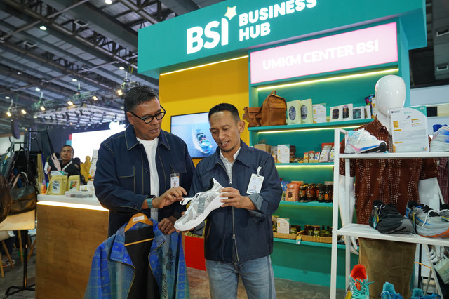 Direktur Utama PT Bank Syariah Indonesia (Persero) Tbk (BSI) Anggoro Eko Cahyo (kiri) dan SEVP Consumer Product Solution BSI, Wawan Setiawan (kanan) saat mengunjungi salah satu tenant dalam BSI International Expo 2026 di Jakarta International Convention Center (JICC), Jakarta, Jumat (23/10). Foto: Dok. BSI