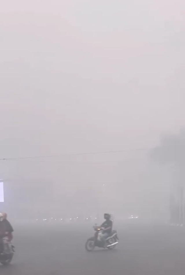 Kabut asap di pagi hari, di kota Palembang. (Foto: Dokumentasi Pribadi)