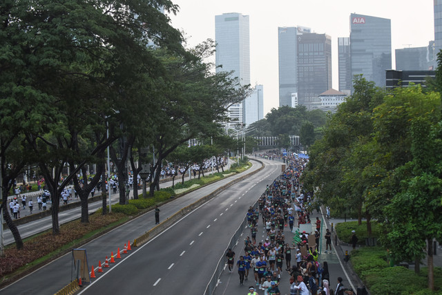 Peserta mengikuti Jakarta Running Festival 2026 di kawasan Jalan Jenderal Sudirman, Jakarta, Sabtu (24/10/2026). Foto: Indrianto Eko Suwarso/ANTARA FOTO