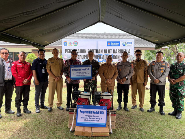 BRI melalui BRI Peduli salurkan mesin pompa air ke Tim Satuan Tugas (Satgas) Karhutla, pemerintah daerah, serta instansi terkait di Landak, Kalimantan Barat pada Senin (12/10/2026). Foto: Dok. BRI
