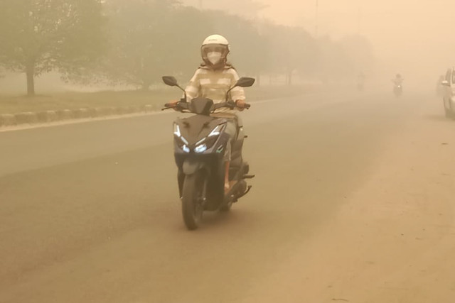 Sejumlah kendaraan melintasi Jalan Protokol RTA Milono, Kota Palangka Raya, Kalimantan Tengah, di tengah kabut asap, Sabtu (24/10/2026). Foto: Dok. Istimewa