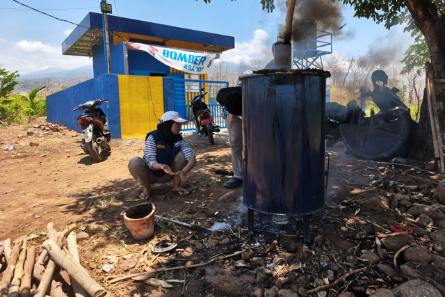 Limbah jagung di kawasan transmigrasi Selaparang diolah menjadi penyubur tanah sebagai alternatif pembakaran limbah pertanian. Foto: Dok. Kementerian Transmigrasi