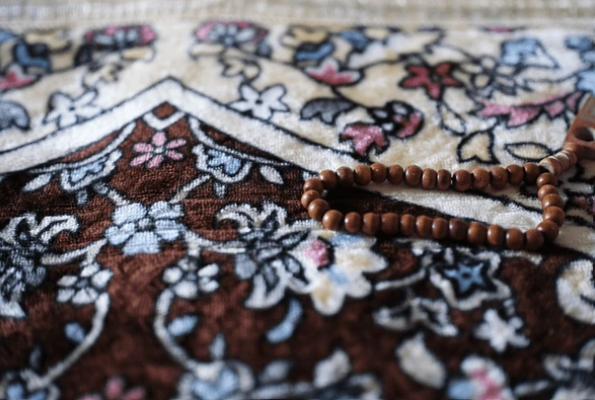 Ilustrasi sajadah dan tasbih sebagai pengingat pentingnya menjaga ibadah di tengah kesibukan kehidupan mahasiswa, Sumber Foto: shutterstock
