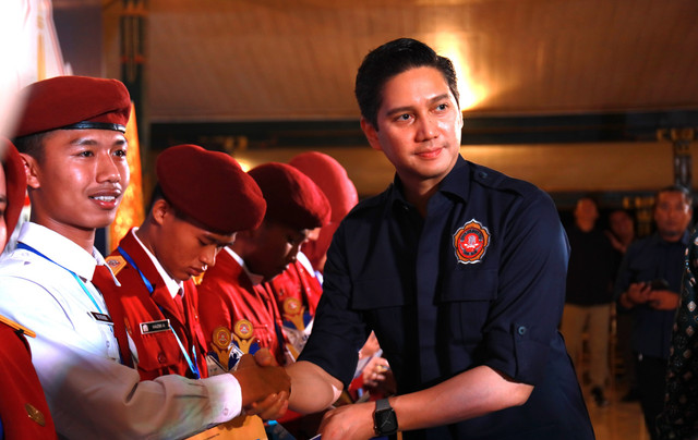 Ketua Umum PNKT Budisatrio Djiwandono apresiasi karya inovasi sosial pemuda dan prestasi akademik siswa Sekolah Rakyat dalam Olimpiade Bahasa Asing pada BBNKT Awarding Night 2026 di Yogyakarta, Jumat (23/10/2026). Foto: Dok. Kemensos