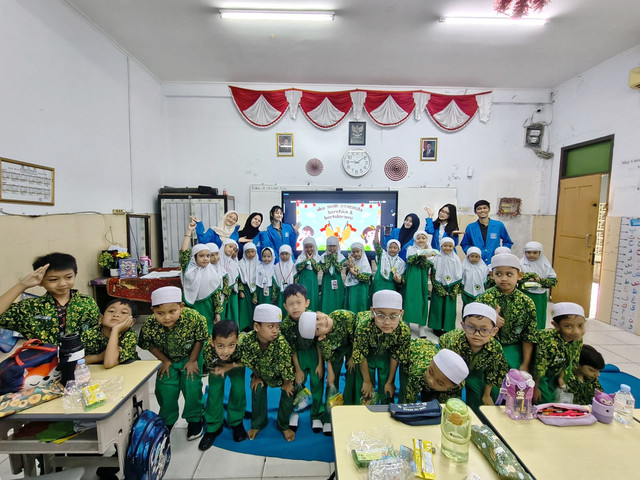 Mahasiswa Psikologi UBSI bersama siswa kelas 1 SD Muhammadiyah 2 Jakarta setelah kegiatan edukasi bertema “Pancasila sebagai Sistem Etika”. (Sumber: Dokumentasi Kelompok 3)