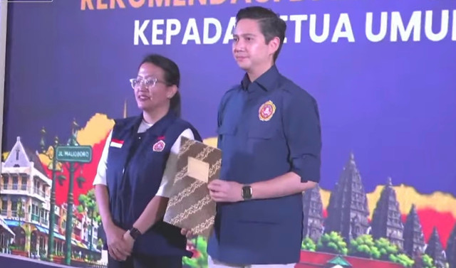 Ketua Karang Taruna DIY, GKR Hayu (kiri) dan Ketua Umum Pengurus Nasional Karang Taruna, Budi Satrio Djiwandono (kanan), dalam Karang Taruna Women's Forum 2026 di Yogyakarta, Sabtu (24/10). Foto: Dok. Karang Taruna DIY