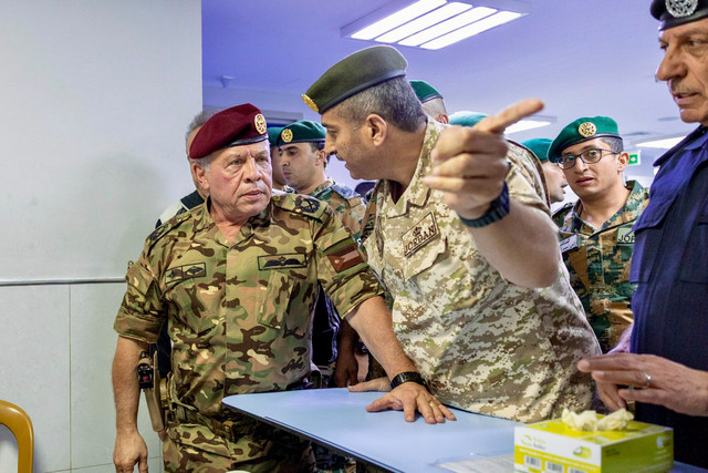 Raja Yordania Abdullah II jenguk korban penembakan gereja di Karak. Foto: X/ @RHCJO