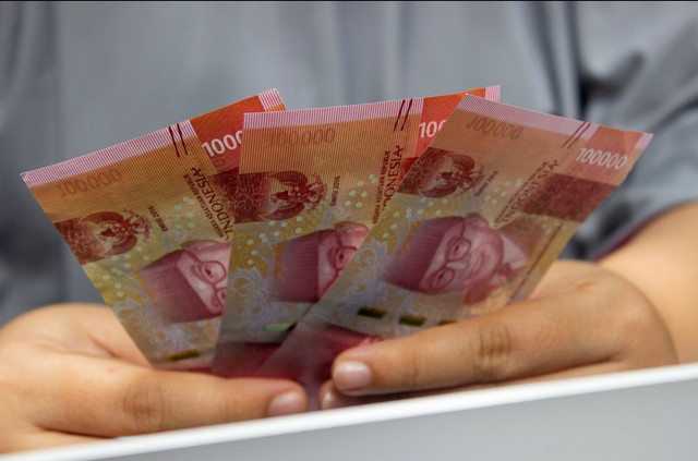 Foto: Ahsanjaya/Pexels (https://www.pexels.com/photo/a-person-holding-indonesian-rupiah-paper-money-8764609/).
