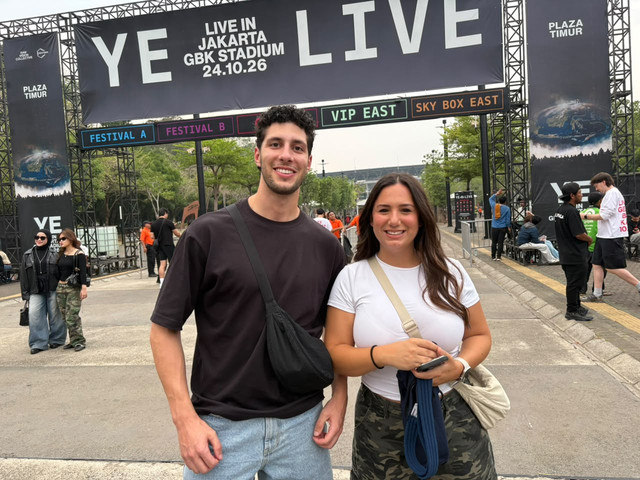 Adam dan Jenny, penggemar Kanye West dari Australia saat ditemui di Gelora Bung Karno, Jakarta, Sabtu (24/10/2026). Foto: Nauval Pratama/kumparan