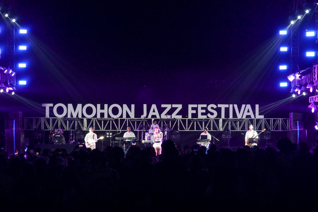Musisi Andien tampil memukau di hari kedua Tomohon Jazz Festival yang berlangsung di Taman Kelong, Kota Tomohon, Sulawesi Utara, Sabtu (24/10/2026). Foto: Iqbal Firdaus/kumparan