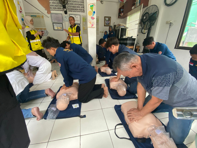 Pelatihan Bantuan Hidup Dasar (BHD) bagi warga setempat dalam rangkaian program K3L Brilliant 3.0 UI di RW 12, Kelurahan Jatirasa, Kota Bekasi, Minggu (20/10/2026). Foto: Dok. Pribadi