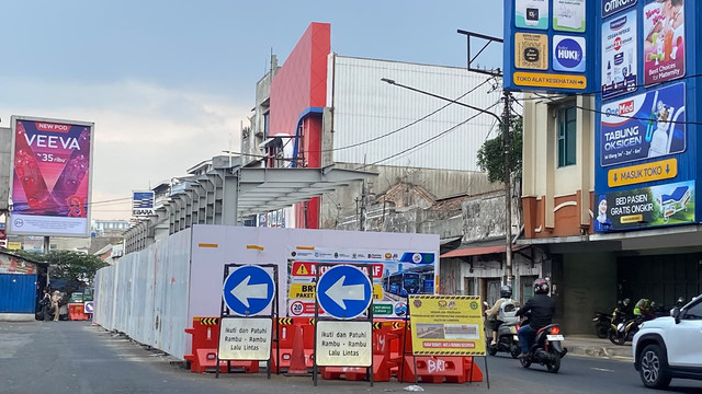 Pembangunan halte BRT Bandung Raya (Sumber: Dokumentasi Penulis)