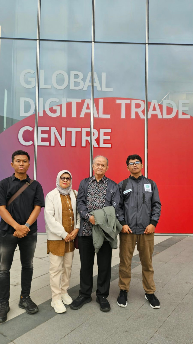 Dengan Tri dan ardi anggota Serikat Usaha Muhammadiyah di Yiwu Global Digital Trade Centre Propinsi Zhejiang China. Dok. Istimewa