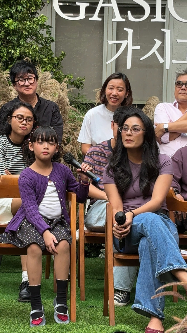Aktris Irma Rihi dan Luisa Adreena dalam jumpa pers film Gasigogi di kantor Falcon, Jakarta Selatan, Sabtu (24/10/2026). Foto: kumparan