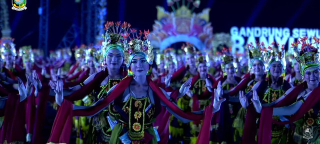 Aksi siswi Sekolah Rakyat tampil di Festival Gandrung Sewu 2026, Sabtu (24/10/2026). Dok  Foto: Kemensos RI