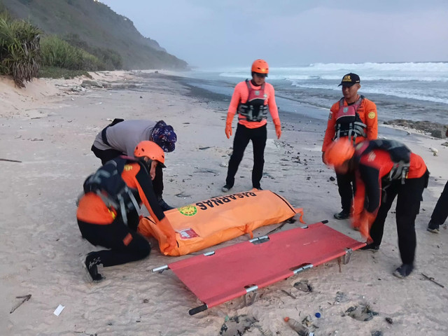 Jenazah perempuan diduga WNA ditemukan di Pantai Nyangnyang, Pecatu, Kuta Selatan pada Sabtu (24/10/2026) sore. Foto: Dok. Polresta Denpasar