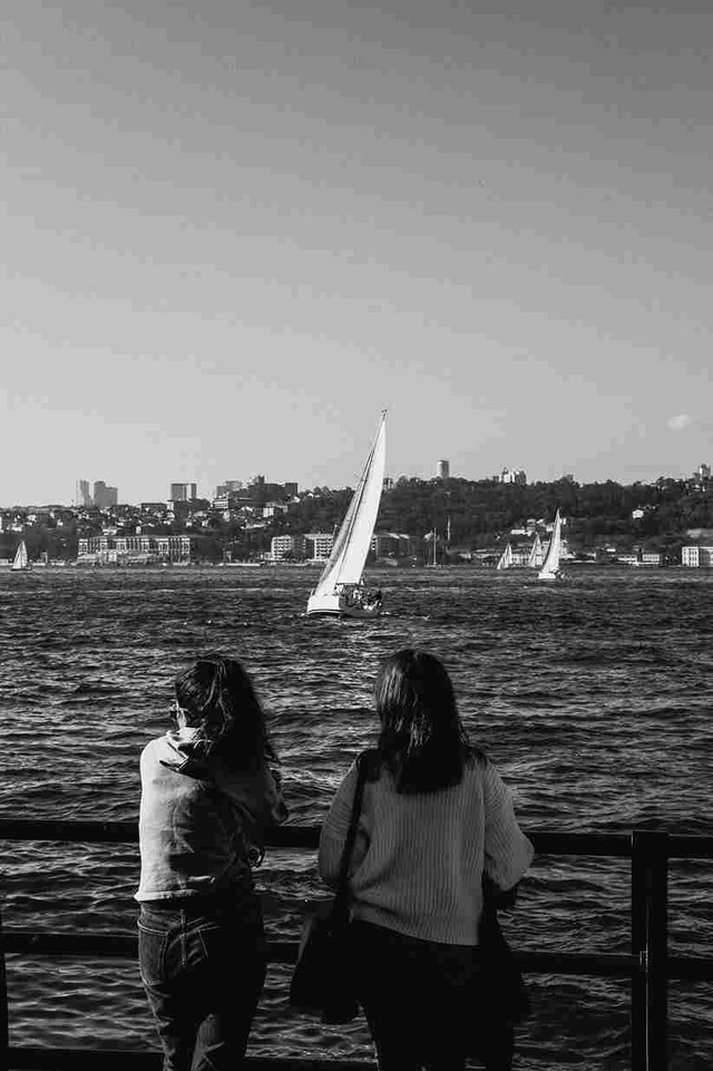 Sumber gambar: baran kilic/Pexels (https://www.pexels.com/id-id/foto/mengamati-perahu-layar-dari-dermaga-tepi-laut-39729426/)