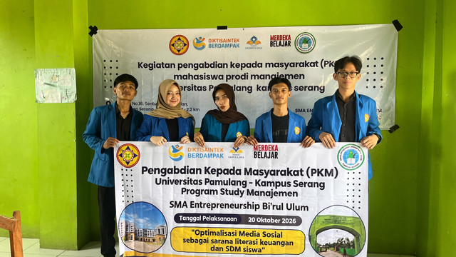 Caption: Kelompok PKM Universitas Pamulang menggelar pelatihan Optimalisasi Media Sosial sebagai Sarana Literasi Keuangan dan SDM Siswa