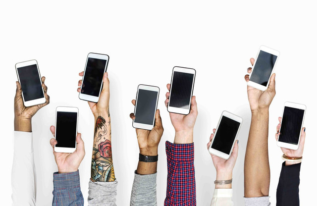 Hand holding mobile phones isolated (Magnific)