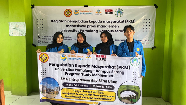 caption: Mahasiswa Universitas Pamulang gelar pelatihan soft skill, manajemen keuangan, dan pemasaran digital untuk siswa SMA Entrepreneurship Bi'rul Ulum.