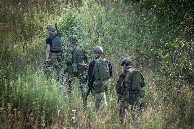 Sumber foto: https://pixabay.com | Empat personel militer yang berjalan menyusuri kawasan hutan dengan mengenakan seragam dan perlengkapan taktis.