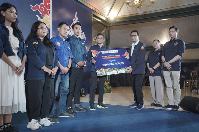 Ketua Panitia BBNKT 2026 sekaligus Wakil Ketua PNKT GKR Hayu saat memberikan penghargaan dalam Awarding Night Bulan Bakti Nasional Karang Taruna (BBNKT) 2026. Foto: Dok. Pemprov DIY