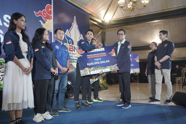 Ketua Panitia BBNKT 2026 sekaligus Wakil Ketua PNKT GKR Hayu saat memberikan penghargaan dalam Awarding Night Bulan Bakti Nasional Karang Taruna (BBNKT) 2026. Foto: Dok. Pemprov DIY