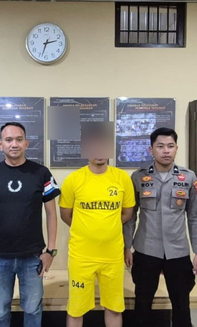 MR (27) warga Kudus tersangka perjudian online dengan modus tebak skor di live Tiktok berhasil dimankan pada Kamis (22/10/2026) malam. Foto: Dok. Istimewa