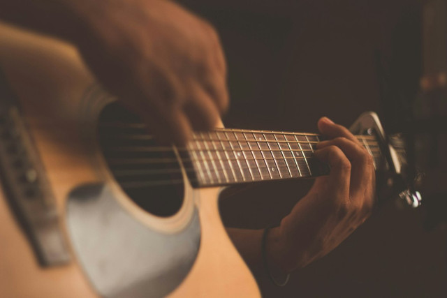 Ilustrasi chord Iwan Fals Aku Milikmu Malam Ini. Foto: Unsplash.com/Jefferson Santos