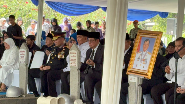 Upacara pemakanan Laksamana (purn) Widodo AS mantan Panglima TNI di Taman Makam Pahlawan Kalibata, Jakarta, Minggu (25/10/2026). Foto: Rayyan Farhansyah/kumparan
