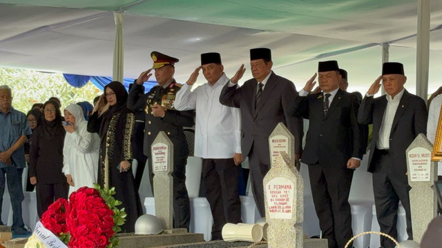 Upacara pemakanan Laksamana (purn) Widodo AS mantan Panglima TNI di Taman Makam Pahlawan Kalibata, Jakarta, Minggu (25/10/2026). Foto: Rayyan Farhansyah/kumparan