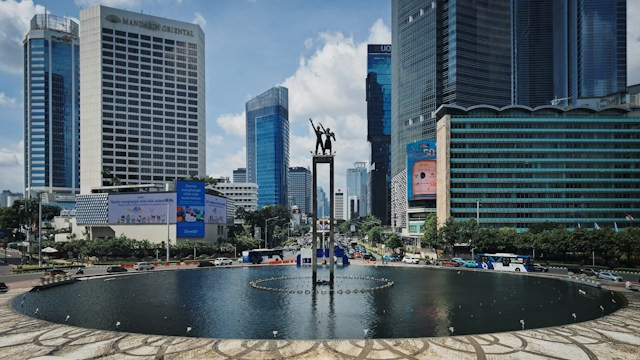 Kawasan Bundaran HI Jakarta, lokasi tempat aktivis Greenpeace menggelar aksi iklim. (Sumber Foto: Athar F / Unsplash)