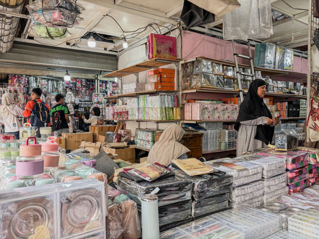 Sentra penjualan suvenir dan aksesoris Pasar Asemka, Jakarta Barat, Minggu (25/10/2026). Foto: Nur Pangesti/kumparan